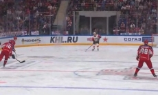 Прямо как «Барысу». Хоккеист «Авангарда» снова забросил фантастическую шайбу со своей половины. Видео