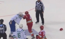 Напуганный Рыспаевым тафгай клуба КХЛ подрался в первом же матче. Видео