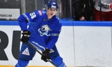 Легионер «Барыса» подарил клюшку сопернику во время матча. Видео