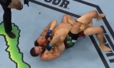 Американский файтер «задушил» дебютанта UFC в андеркарде Нурмагомедов — Порье. Видео