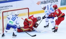 Повалидолили. «Барыс» вел в счете 2:0, позволил сопернику сравнять, но выиграл матч с дракой