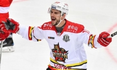 Хоккеиста «Куньлунь РС» дисквалифицировали за грязный прием на игроке «Барыса». Видео