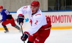 Бывший хоккеист сборной Казахстана забил гол в КХЛ мощным броском из средней зоны. Видео