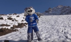 Маскот «Барыса» расхаживает по Алматы