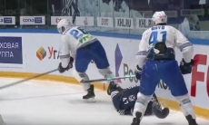 Как новичок «Барыса» «воткнул» в борт бывшего хоккеиста «Сарыарки». Видео жёсткого силового приема