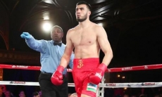 Узбекский соперник Кункабаева после жестокого нокаута американца на ЧМ пришел с ним пообщаться. Видео