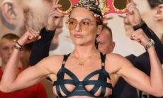Полуголая чемпионка мира с обложки Playboy поцеловала соперницу и получила от нее... Видео