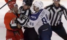 Бывший капитан «Барыса» подрался с российским хоккеистом в матче КХЛ. Видео