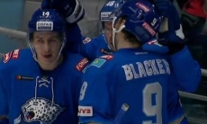 Старченко забил красивый гол, убрав на замахе вратаря. Видео