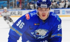 «У нас играет лучший защитник КХЛ и лучший защитник ВХЛ». Нападающий «Барыса» — о возвращении после травмы