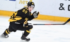 «Непросто перестраиваться с одного размера площадки на другой». Нападающий «Северстали» — о матче с «Барысом»