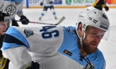 Клуб КХЛ по своей инициативе расторг контракт с защитником перед матчем с «Барысом»