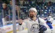 Форвард «Барыса» сыграл в «Камень, ножницы, бумага» с болельщиками. Видео