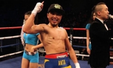 Казахстанский чемпион WBC и WBO побил соперника с 35 победами в главном бою в Алматы