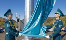 Самый большой в Алматы флаг Казахстана установили с участием именитых спортсменов на Медеу