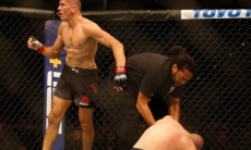 Боец UFC вырубил соперника пяткой лежа на спине. Видео невероятного нокаута