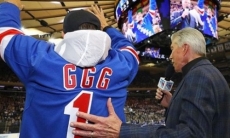 Американский боксер «выслеживал» Головкина на матче НХЛ. Видео