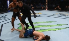 «Пушка» в челюсть. Видео жесткого нокаута в UFC за 15 секунд до конца боя