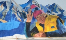 Мурал с изображением легендарного казахстанского альпиниста появился в Алматы