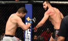 Экс-чемпиона UFC жестоко нокаутировали в первом раунде главного боя вечера. Видео