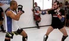Сломавший ребро экс-чемпиону UFC перед поединком с Макгрегором боец вернулся в ММА безумным нокаутом коленом в прыжке. Видео