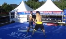 Боксер оперся на соперника и замертво свалился лицом в канвас. Видео зверского нокаута в первом раунде