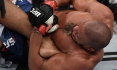Кикбоксер взял американского тяжеловеса на болевой в дебютном поединке в UFC. Видео