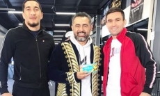 «Теперь я GGG». Тренеру главной сенсации 2019 года в боксе подарили казахский чапан