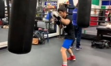 Непобежденный казахстанский боксер продолжает тренировки в зале Фредди Роуча