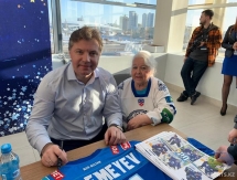 Фоторепортаж с автограф-сессии легенд «Барыса» в Нур-Султане