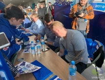 Фоторепортаж с автограф-сессии легенд «Барыса» в Нур-Султане