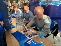 Фоторепортаж с автограф-сессии легенд «Барыса» в Нур-Султане