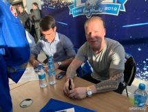 Фоторепортаж с автограф-сессии легенд «Барыса» в Нур-Султане