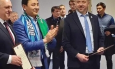 Как аким Нур-Султана поздравил игроков «Барыса» в раздевалке