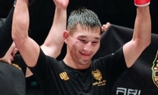 Казахстанский боец нокаутировал узбека коленом в корпус на турнире в Москве