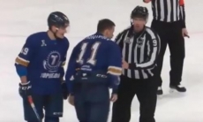 Форвард «Торпедо» жёстко избил и нокаутировал защитника «Торпедо-Горький». Видео