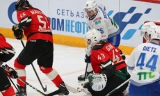 «„Ястребы“ устали играть с „кошками“». Необычную причину провала «Авангарда» против «Барыса» назвали в России