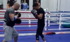 Чемпион WBO, WBA и WBC из Казахстана показал видео с тренировки в Москве