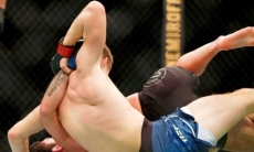 Непобежденный американец досрочно победил в UFC по инструкции с Youtube. Видео
