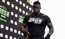 120-килограммовый рестлер-гигант дебютировал в MMA сочным нокаутом. Видео