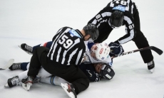 «Стал олимпийским чемпионом». Комментатор «КХЛ-ТВ» с юмором оценил драку защитника «Барыса»