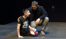 Хабиб Нурмагомедов сыграл в футбол с казахским Ником Вуйчичем. Видео