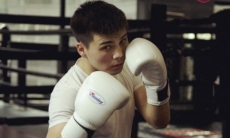 Титулованный казахстанский боксер официально перешел в профи