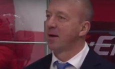 Комментаторы обсмеяли красивое падение «подлого труса» из «Авангарда» в матче с «Барысом». Видео