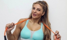 Экс-чемпионка мира WBC и WBO попозировала с флагом Казахстана на фотосессии. Видео