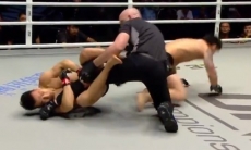 Боец MMA проиграл нокаутом за 55 секунд и попытался сломать ногу судье. Шокирующее видео