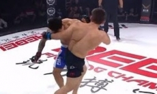 Российский боец MMA быстро нокаутировал китайца ударом локтем с разворота. Видео