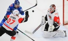 «Самые важные битвы». Вратарь «Авангарда» оценил борьбу с «Барысом» за лидерство в дивизионе КХЛ