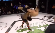 До потери сознания. Боец MMA жестоким приёмом воткнул соперника головой в настил. Видео зверского нокаута за 18 секунд