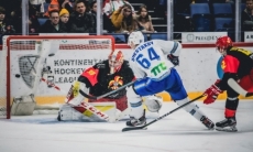 «Стараюсь забивать». Казахстанский форвард оценил свой дебютный сезон в КХЛ